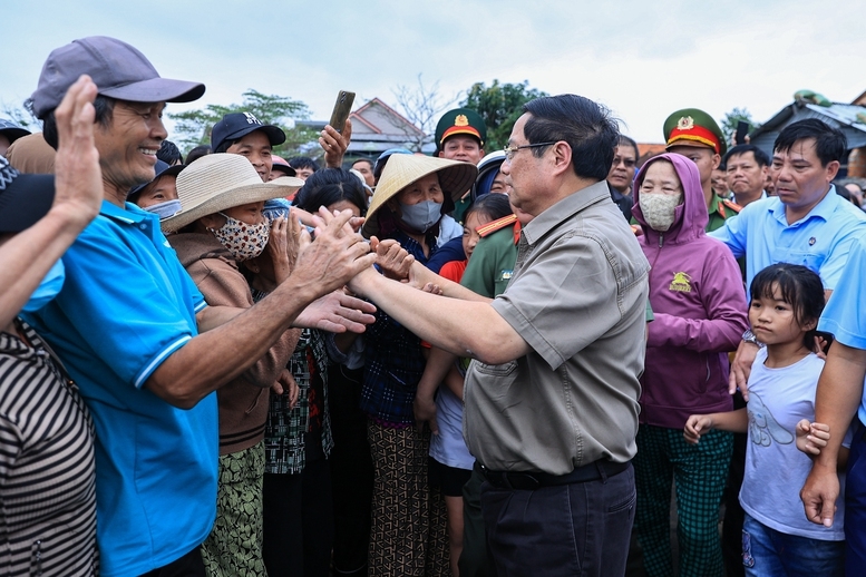 Thủ tướng Phạm Minh Chính với bà con nhân dân thôn Phú Thứ, xã Tây Hòa - Ảnh: VGP