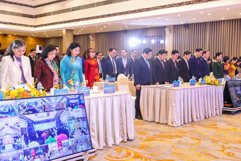 Thủ tướng Phạm Minh Chính và các đại biểu dự Hội nghị tưởng niệm đồng bào thiệt mạng do bão lũ - Ảnh: VGP