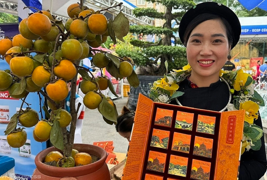 Bà Vương Thị Thương và sản phẩm Hồng treo gió.