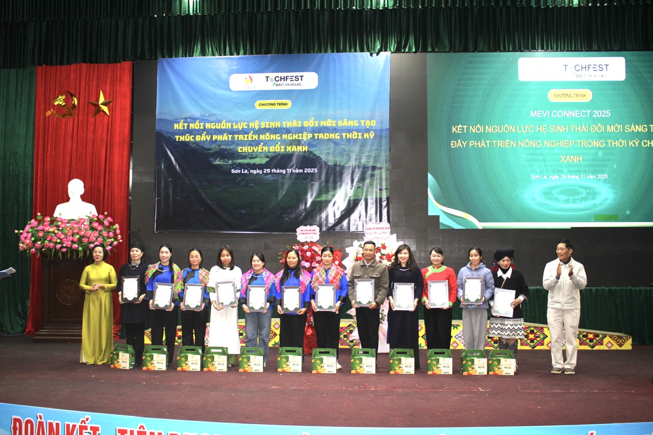 Tại sự kiện, nhiều nông dân giỏi được MEVI trao kỷ niệm chương. Ảnh: Chu Khôi
