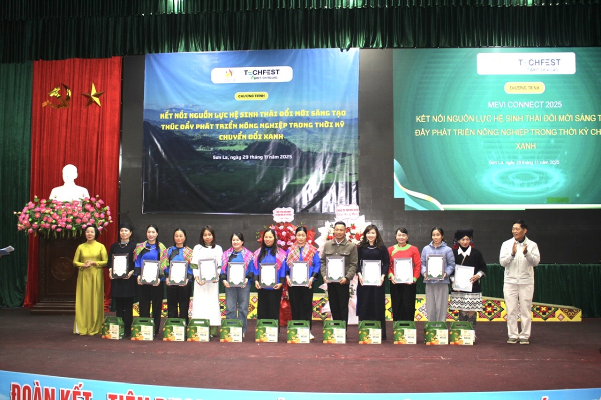 Tại sự kiện, nhiều nông dân giỏi được MEVI trao kỷ niệm chương. Ảnh: Chu Khôi