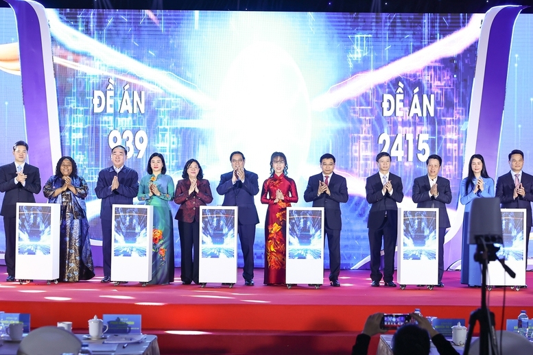 Thủ tướng Phạm Minh Chính và các đại biểu bấm nút triển khai Đề án Hỗ trợ phụ nữ khởi nghiệp giai đoạn 2026-2035 - Ảnh: VGP