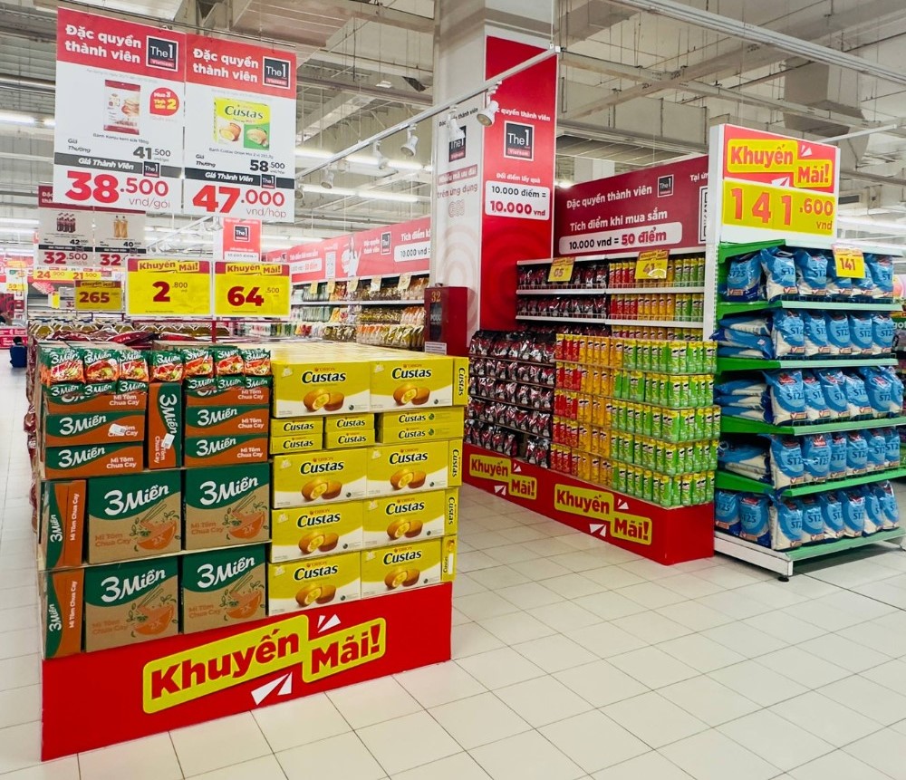 Hơn 1.000 mặt hàng gia dụng và may mặc được bán không lợi nhuận để hỗ trợ người dân tái thiết cuộc sống sau lũ.