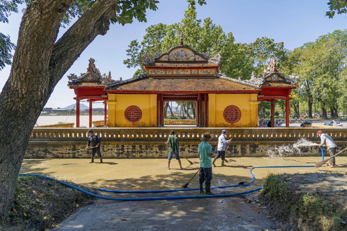 Mưa lũ triền miên trong tháng 11 nhưng du lịch Huế vẫn đạt được con số đáng mừng.