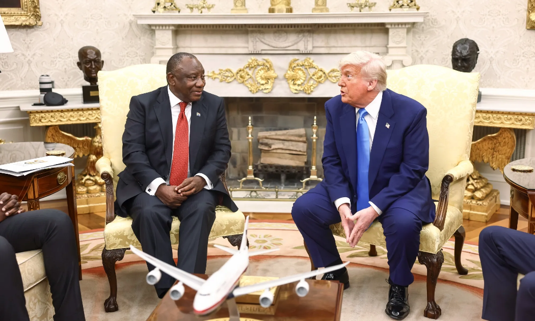 Tổng thống Nam Phi Cyril Ramaphosa (trái) và Tổng thống Mỹ Donald Trump trong cuộc gặp tại Nhà Trắng vào tháng 5/2205 - Ảnh: Bloomberg.