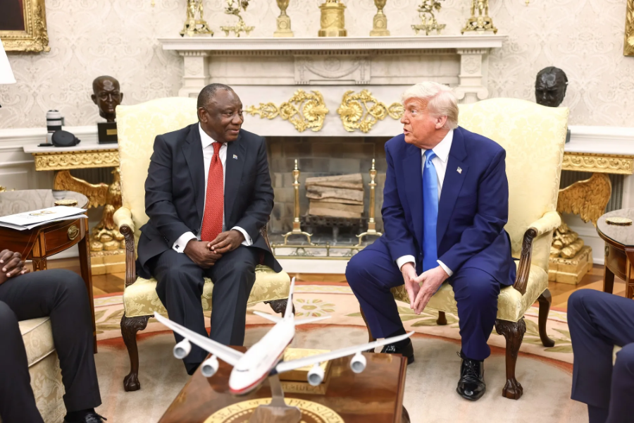 Tổng thống Nam Phi Cyril Ramaphosa (trái) và Tổng thống Mỹ Donald Trump trong cuộc gặp tại Nhà Trắng vào tháng 5/2205 - Ảnh: Bloomberg.