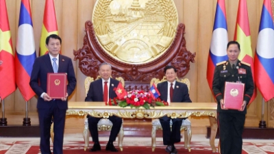 Vietnam, Laos sign more cooperation agreements in Vientiane
