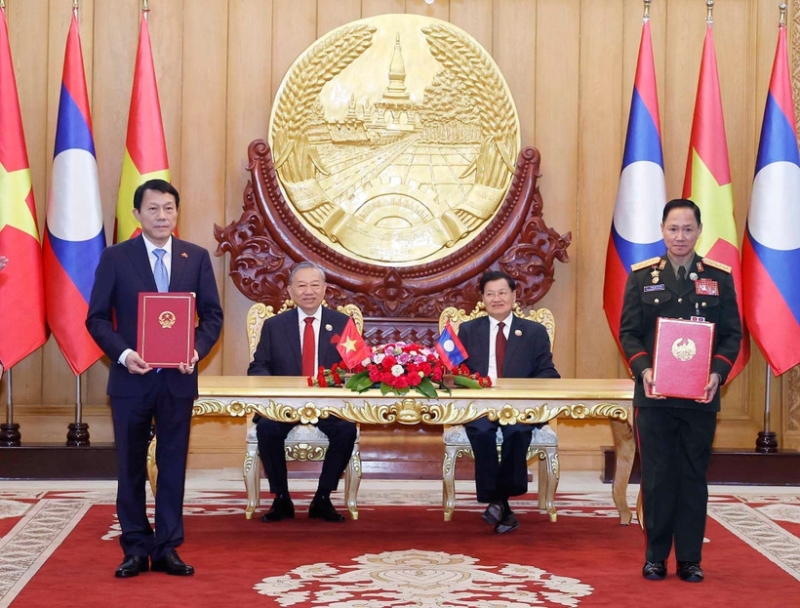 Vietnam, Laos sign more cooperation agreements in Vientiane