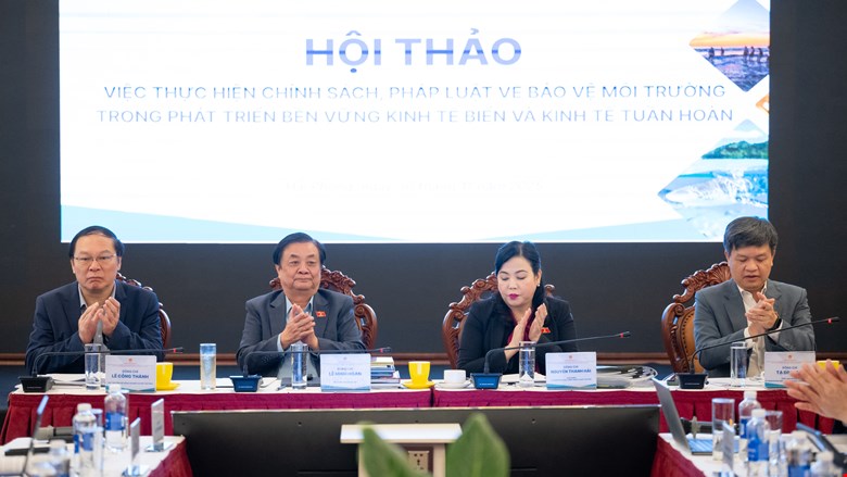 Phó Chủ tịch Quốc hội Lê Minh Hoan và lãnh đạo Ủy ban Khoa học, Công nghệ và Môi trường, lãnh đạo Bộ Nông nghiệp và Môi trường dự Hội thảo. Ảnh:quochoi.vn