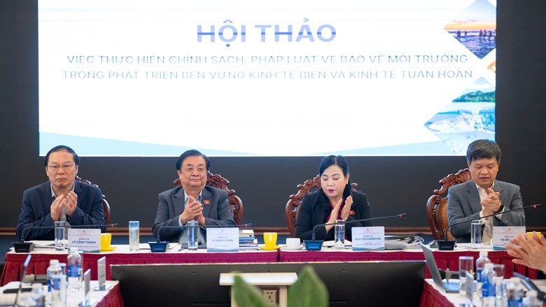 Phó Chủ tịch Quốc hội Lê Minh Hoan và lãnh đạo Ủy ban Khoa học, Công nghệ và Môi trường, lãnh đạo Bộ Nông nghiệp và Môi trường dự Hội thảo. Ảnh:quochoi.vn