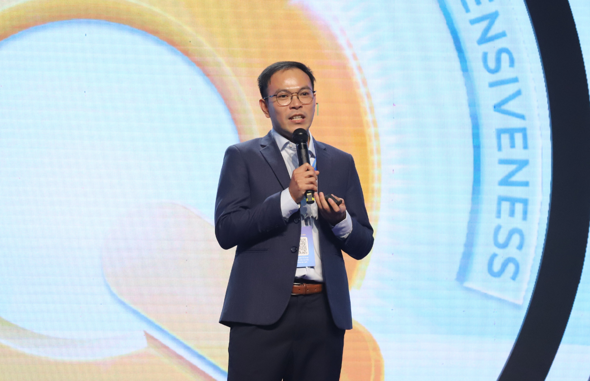 TS.BS Hồ Quang Chánh trình bày báo cáo về việc&nbsp;ứng dụng AI trong theo dõi và tiên lượng sốt xuất huyết.