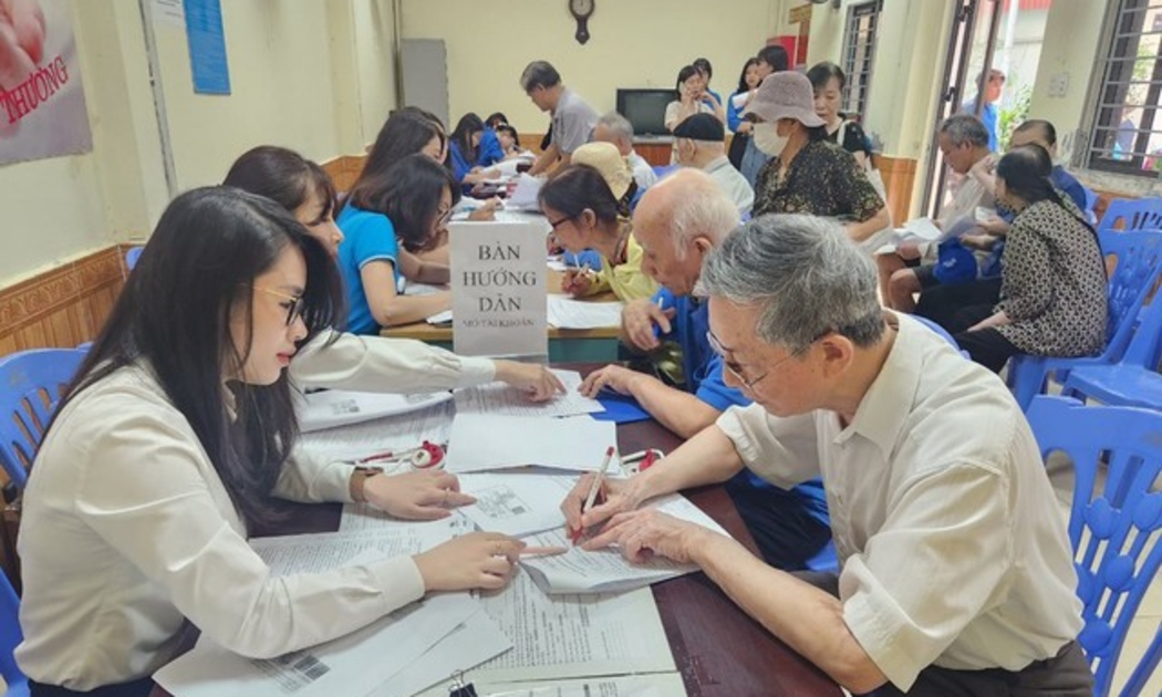 Chi trả lương hưu cho người hưởng. Ảnh: Duy Nguyễn.