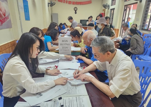 Chi trả lương hưu cho người hưởng. Ảnh: Duy Nguyễn.