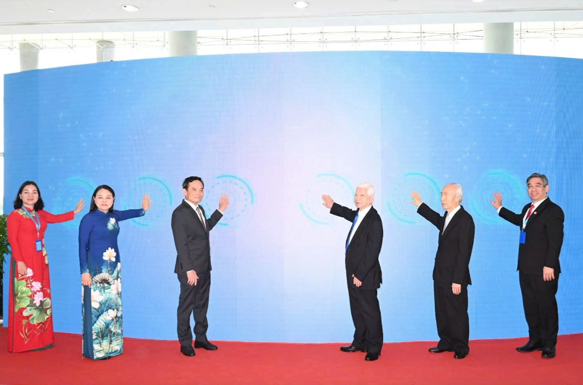 Các đại biểu thực hiện nghi thức ra mắt ứng dụng An sinh xã hội số TPHCM (Ảnh: H.H.)