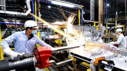 Vietnam's manufacturing sector maintains growth in November, despite storm disruption