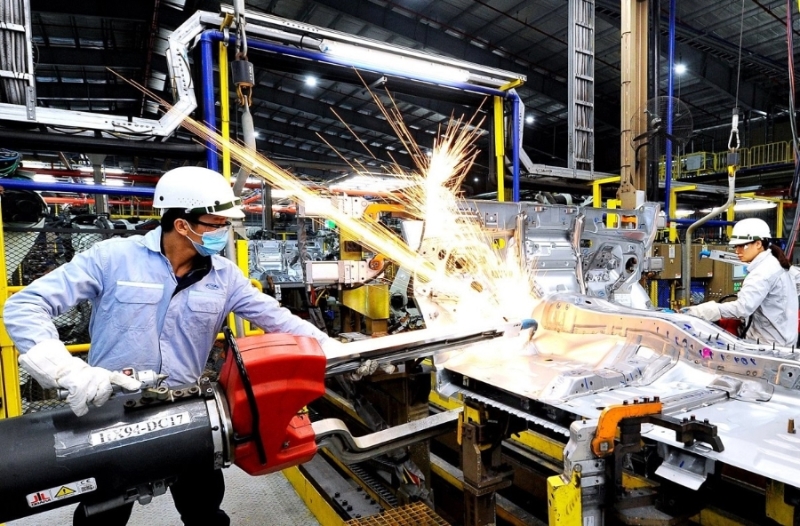 Vietnam's manufacturing sector maintains growth in November, despite storm disruption