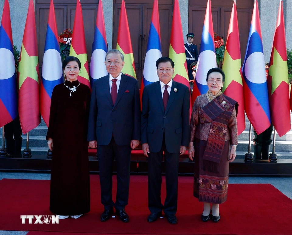 Tổng Bí thư Tô Lâm và Phu nhân chụp ảnh cùng&nbsp;Tổng Bí thư, Chủ tịch nước Lào Thongloun Sisoulith và Phu nhân. Ảnh: TTXVN.