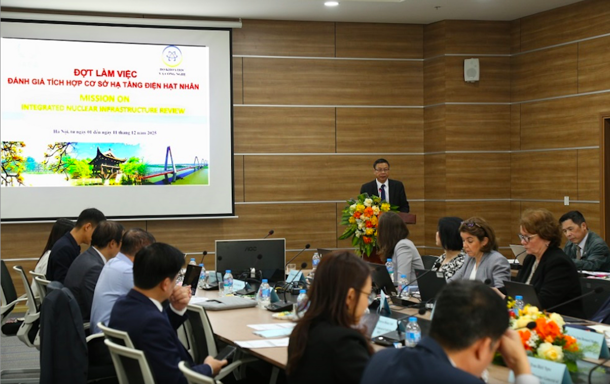 Thứ trưởng Bộ Khoa học và Công nghệ Lê Xuân Định phát biểu khai mạc đợt làm việc để đánh giá toàn diện cơ sở hạ tầng điện hạt nhân quốc gia, ngày 1/12.