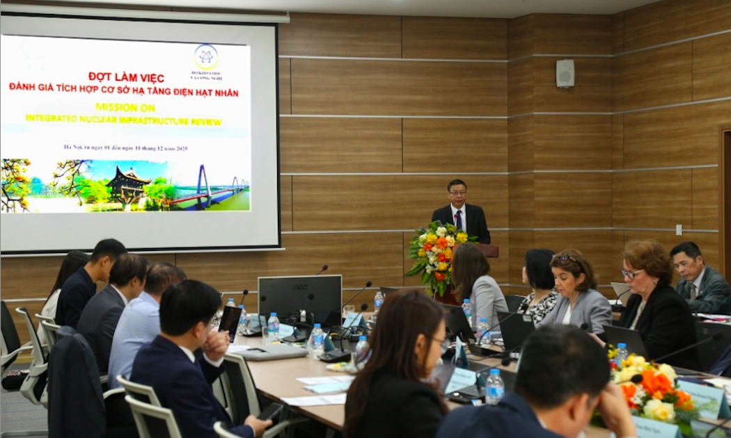 Thứ trưởng Bộ Khoa học và Công nghệ Lê Xuân Định phát biểu khai mạc đợt làm việc để đánh giá toàn diện cơ sở hạ tầng điện hạt nhân quốc gia, ngày 1/12.