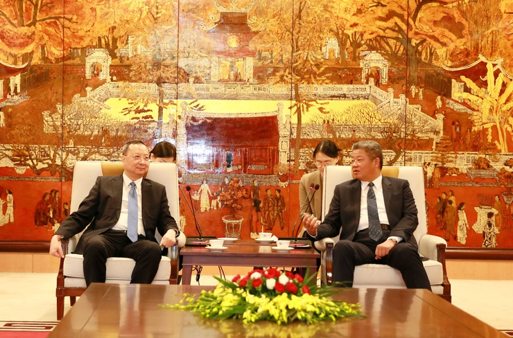 Phó Chủ tịch UBND Hà Nội Nguyễn Mạnh Quyền (phải) tại làm việc với Ông Vương Hoán Thanh (trái), Chủ tịch Hội Hữu nghị Hải ngoại thành phố Quảng Châu (Trung Quốc). (Ảnh: UBND Thành phố Hà Nội)