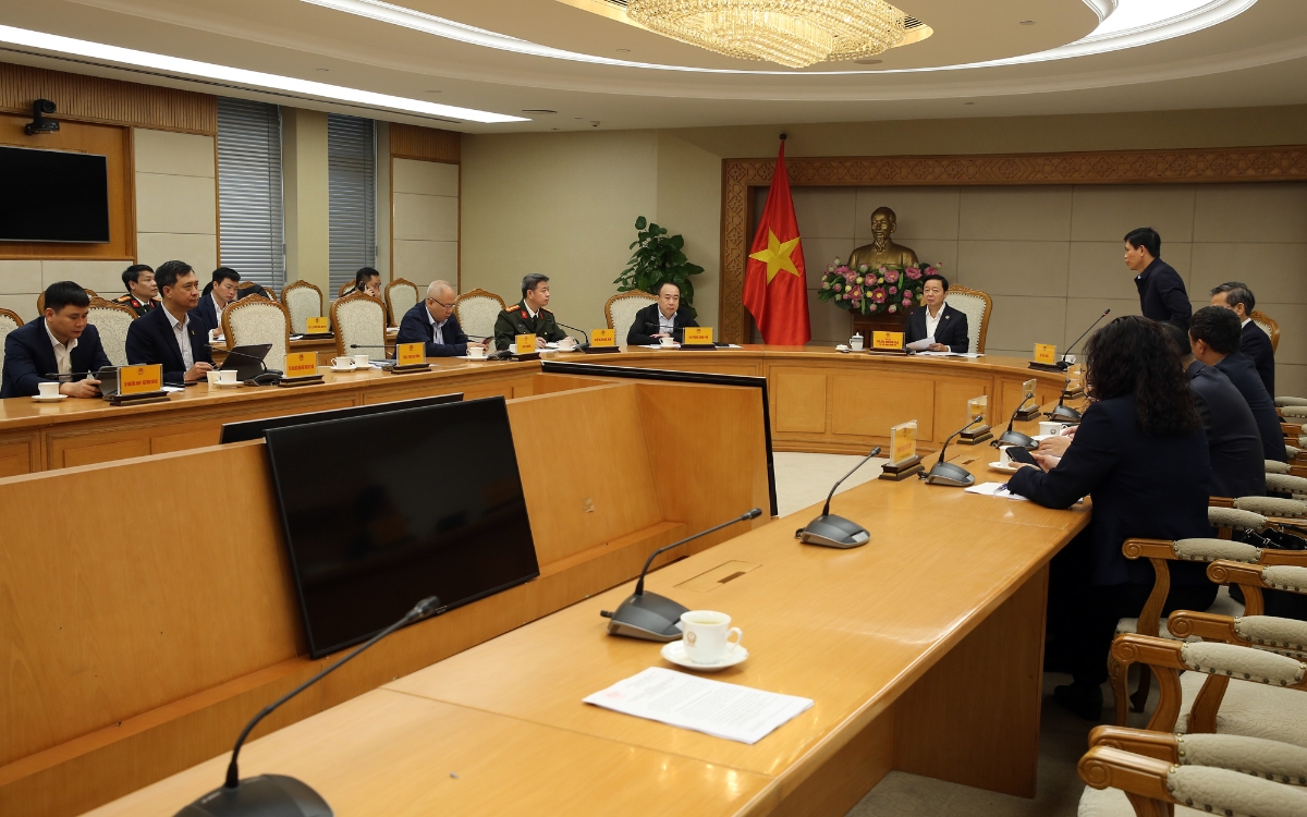 Phó Thủ tướng Trần Hồng Hà chủ trì cuộc họp với các bộ, ngành về công tác chuẩn bị tổ chức lễ khánh thành và khởi công các dự án, công trình quy mô lớn, có ý nghĩa đặc biệt, hướng tới chào mừng Đại hội Đại biểu toàn quốc lần thứ XIV của Đảng. Ảnh: VGP