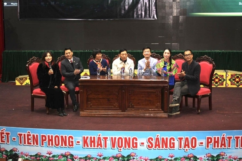 Các diễn giả tham gia chia sẻ tại tọa đàm. Ảnh: Chu Khôi.