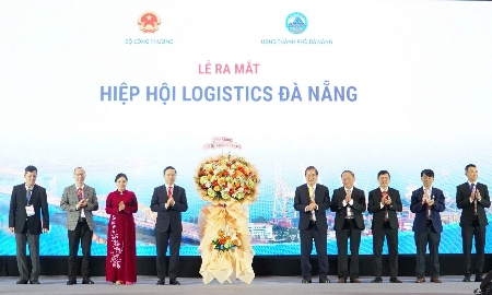 Lãnh đạo thành phố Đà Nẵng chúc mừng Ban Chấp hành Hiệp hội Logistics TP. Đà Nẵng gồm 9 thành viên.