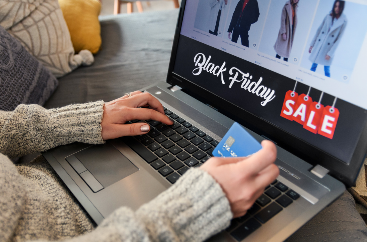 Các công cụ mua sắm tích hợp AI đã góp phần thúc đẩy làn sóng chi tiêu trực tuyến dịc Black Friday tại Mỹ.