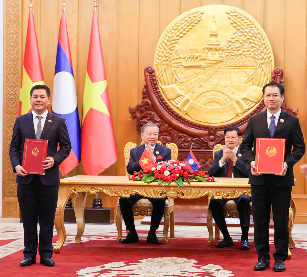 Tổng Bí thư Tô Lâm và Tổng Bí thư, Chủ tịch nước Lào Thongloun Sisoulith chứng kiến lễ trao Biên bản ghi nhớ giữa Bộ Công Thương Việt Nam và Bộ Công Thương Lào về phát triển chuỗi liên kết công nghiệp giữa Việt Nam và Lào.