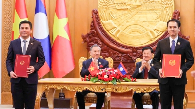 Vietnam, Laos forge  strategic  partnership  in industrial  chains 