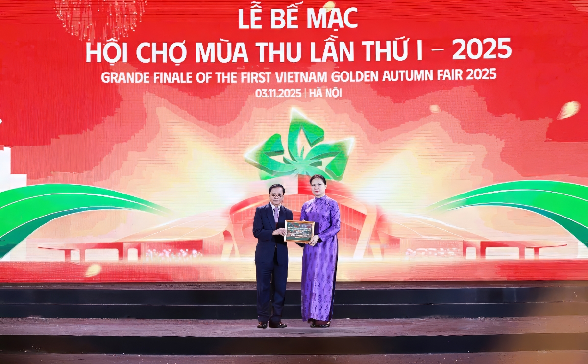 Đại diện HDBank trao tặng 10 tỷ đồng chung tay hỗ trợ đồng bào miền núi phía Bắc và miền Trung khắc phục hậu quả bão lũ, tại Lễ bế mạc Hội chợ Mùa Thu 2025 (Hà Nội), tối 3/11.