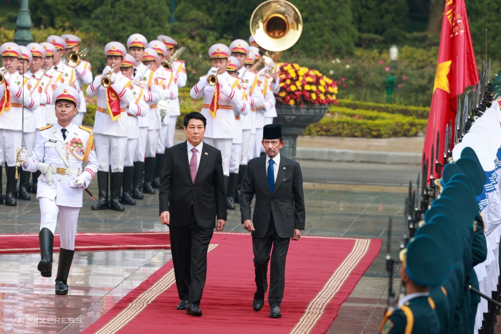 Chủ tịch nước Lương Cường và Quốc vương Brunei duyệt đội danh dự tại Phủ Chủ tịch. Ảnh: VnExpress.