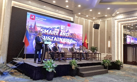 Ông Sergei Cheremin, Bộ trưởng Chính quyền Moskva kiêm Cục trưởng Cục Kinh tế Đối ngoại & Quan hệ Quốc tế Moskva tập trung phân tích mô hình đô thị thông minh của Moskva - một trong những hệ thống tiên tiến nhất châu Âu hiện nay.