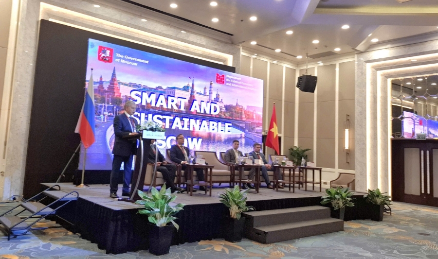 Ông Sergei Cheremin, Bộ trưởng Chính quyền Moskva kiêm Cục trưởng Cục Kinh tế Đối ngoại & Quan hệ Quốc tế Moskva tập trung phân tích mô hình đô thị thông minh của Moskva - một trong những hệ thống tiên tiến nhất châu Âu hiện nay.