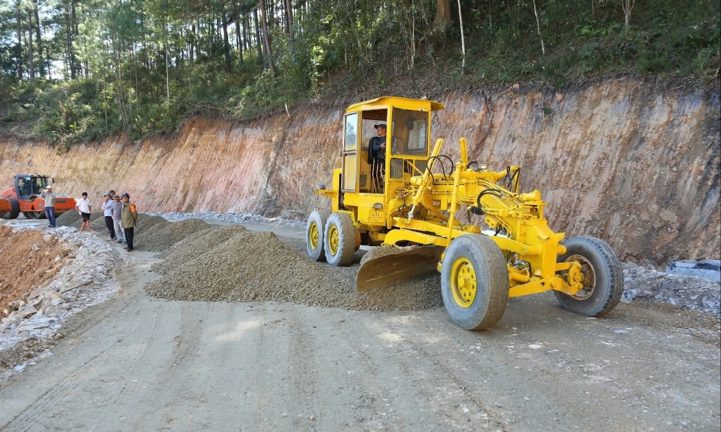 Công trường thi công đoạn đường tạm qua khu vực sạt lở trên tuyến quốc lộ 20 qua đèo Mimosa. Ảnh: Đức Lập