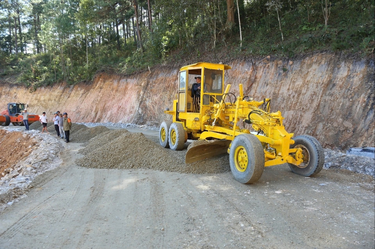 Công trường thi công đoạn đường tạm qua khu vực sạt lở trên tuyến quốc lộ 20 qua đèo Mimosa. Ảnh: Đức Lập