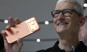 Giám đốc Điều hành Apple Tim Cook cầm iPhone 17 Pro mới trong một sự kiện đặc biệt của Apple