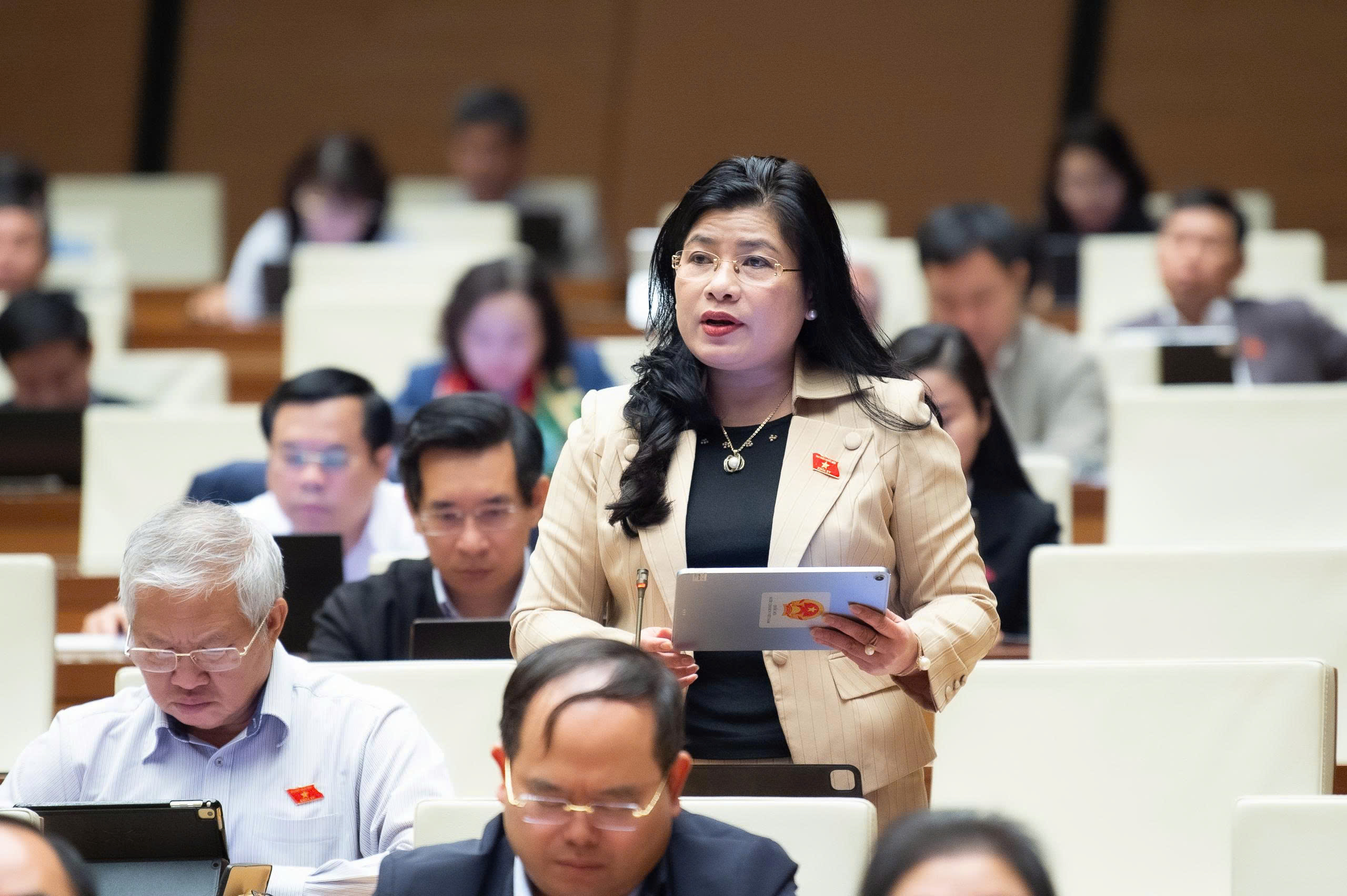 Đại biểu Đàng Thị Mỹ Hương, đoàn Khánh Hòa, phát biểu ý kiến thảo luận. Ảnh:quochoi.vn