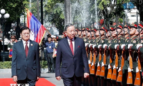 Lễ đón trọng thể Tổng Bí thư Tô Lâm và Phu nhân tại thủ đô Vientiane của Lào