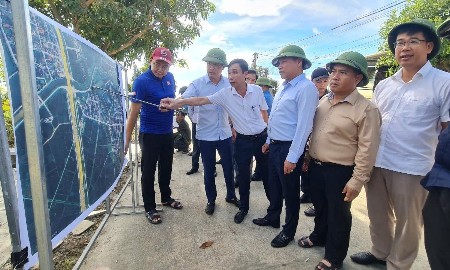 Lãnh đạo tỉnh Nghệ An kiểm tra tiến độ dự án đầu tư công trên địa bàn. Ảnh: Nguyễn Toàn