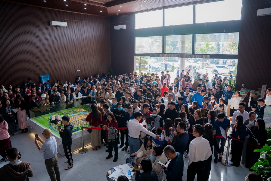 Lượng khách kỉ lục tham gia bốc thăm trong ngày mở bán.