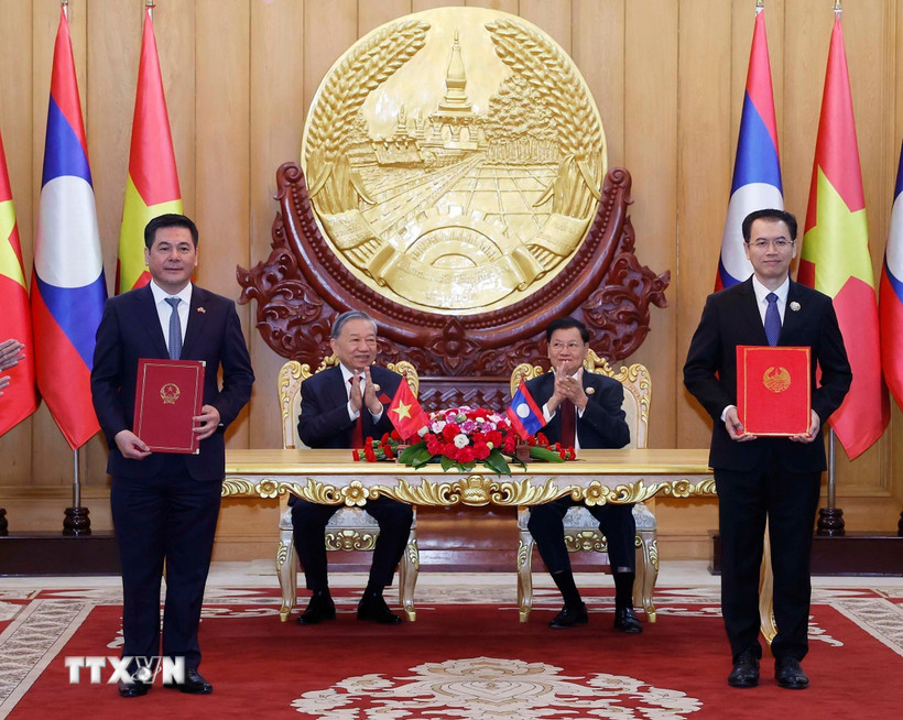 Tổng Bí thư Tô Lâm và Tổng Bí thư, Chủ tịch nước Lào Thongloun Sisoulith chứng kiến trao Biên bản ghi nhớ giữa Bộ Công Thương Việt Nam và Bộ Công Thương Lào về phát triển chuỗi liên kết công nghiệp giữa Việt Nam và Lào. Ảnh: TTXVN.