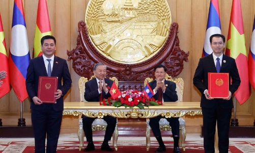 Tổng Bí thư Tô Lâm và Tổng Bí thư, Chủ tịch nước Lào chứng kiến Lễ trao các văn kiện hợp tác