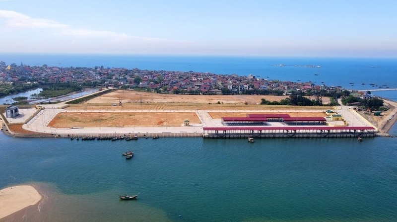 Ha Tinh's new fishing port put into operation