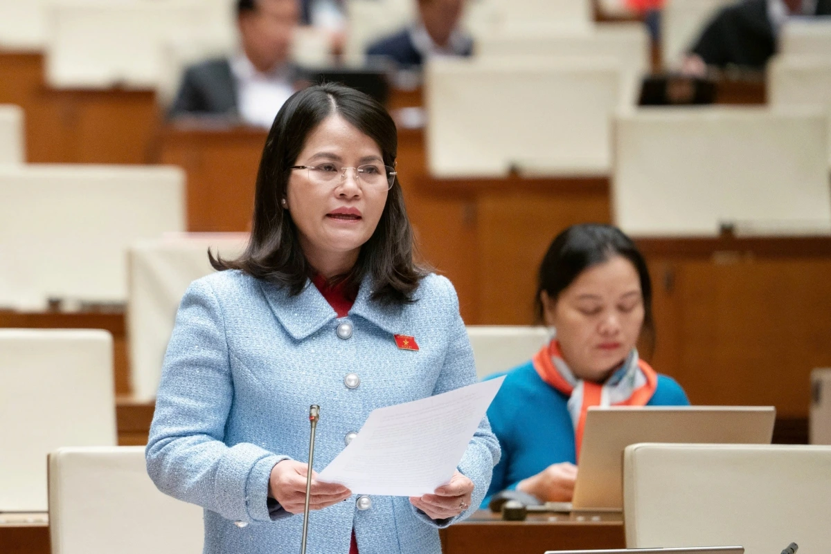 Đại biểu Nguyễn Hoàng Bảo Trân: “Chúng ta không thể cùng lúc vừa đặt mục tiêu NetZero, vừa mở rộng khai thác khoáng sản mà không có cơ chế kiểm soát chặt chẽ, không có lộ trình giảm dần và không có chiến lược phát triển vật liệu thay thế”. Ảnh: Quốc hội