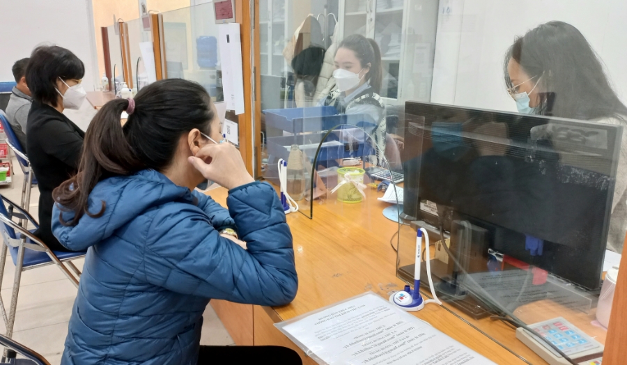 Người lao động làm thủ tục hưởng bảo hiểm thất nghiệp. Ảnh: TH. 