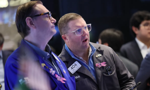 Chứng khoán Mỹ bị bán mạnh theo tiền ảo, giá dầu nhảy 1%