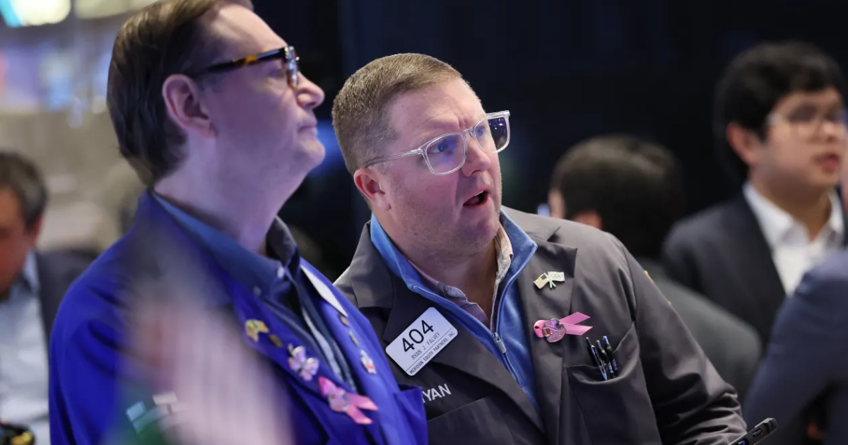 Chứng khoán Mỹ bị bán mạnh theo tiền ảo, giá dầu nhảy 1%