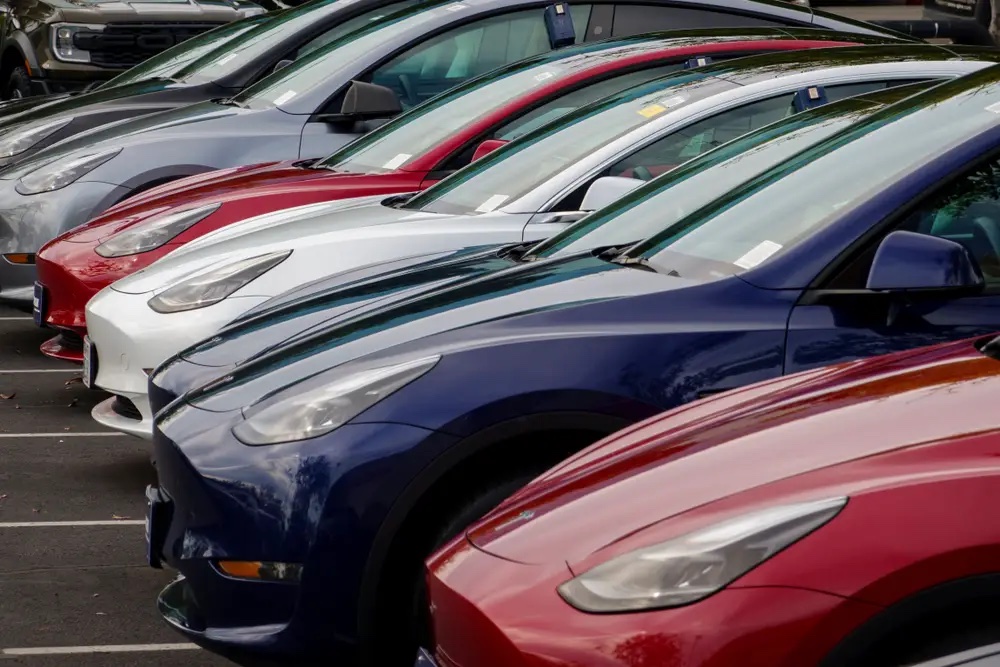 <i>Sự kết hợp của những thay đổi chính sách, thuế quan và biến động chuỗi cung ứng đã khiến các nhà sản xuất ô tô, vốn từng đặt ra những mục tiêu đầy tham vọng về xe điện, phải điều chỉnh chiến lược, sa thải công nhân và tăng cường sản xuất xe hybrid và xe chạy bằng xăng.</i>