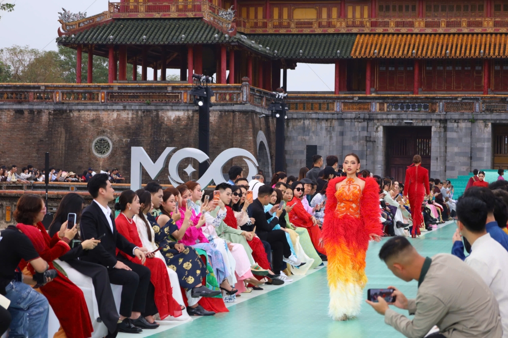 Trình diễn bộ sưu tập của NTK Lê Thanh Hòa